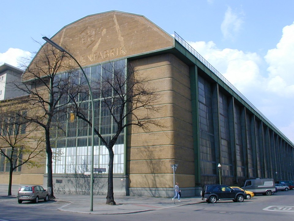 Nhà máy tua-bin AEG , 1908–1909, tại quận Moabit của Berlin . Một ví dụ ban đầu về chủ nghĩa cổ điển công nghiệp.