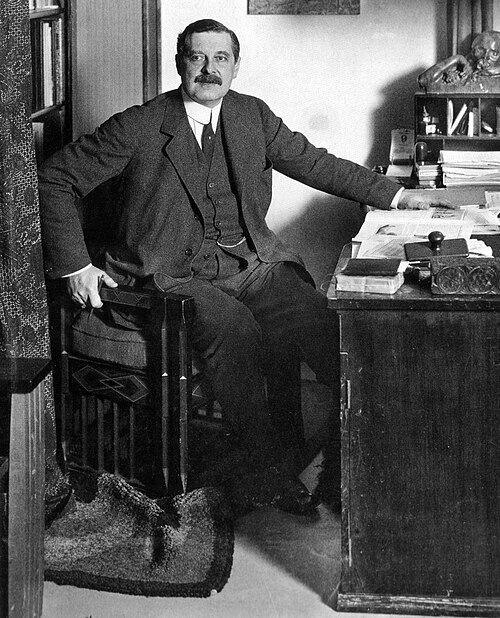 Peter Behrens vào khoảng năm 1913 tại văn phòng của ông ở Berlin