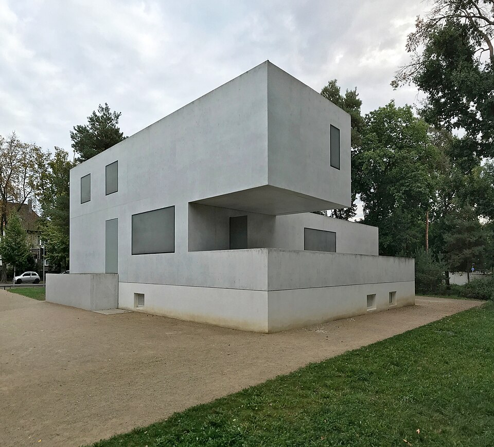Bản tái hiện hiện đại ngôi nhà của Gropius ở Dessau bị phá hủy trong Thế chiến thứ II.
