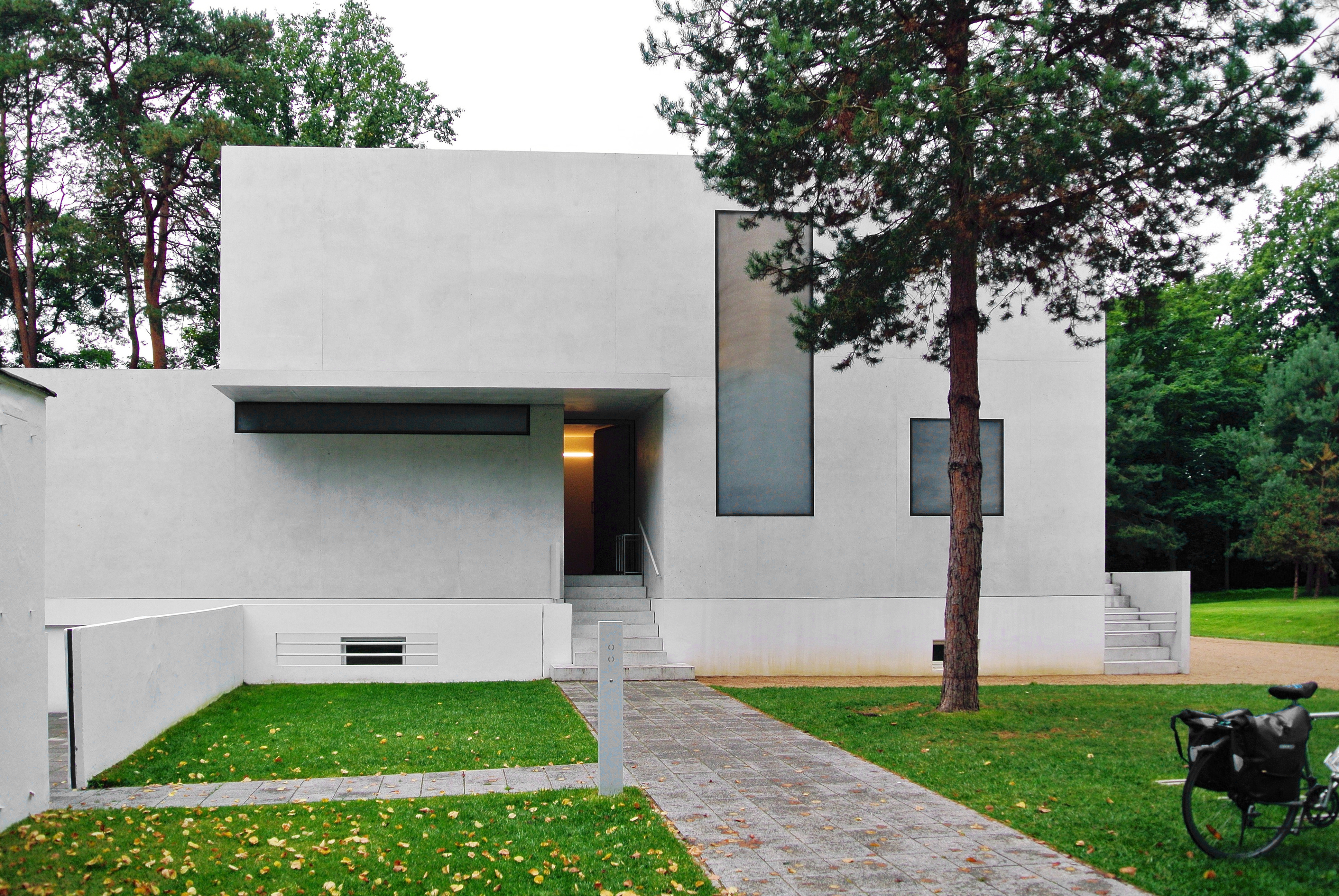 Mặt trước của công trình tái thiết hiện đại ngôi nhà của Gropius ở Dessau (1925–1926). Ngôi nhà đã bị phá hủy trong Thế chiến II. Công trình tái thiết này (năm 2014) không phải là bản sao chính xác của ngôi nhà gốc.