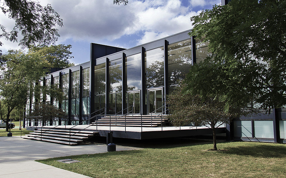 960px-S.R._Crown_Hall (1)