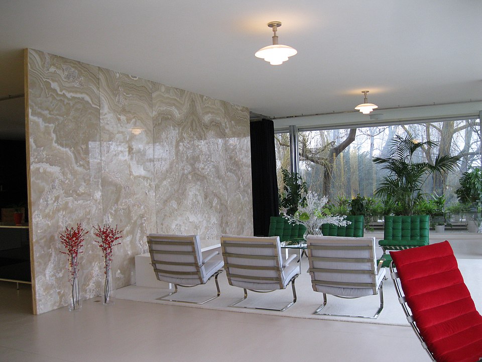 960px-Vila_Tugendhat_(Brno),_onyxová_stěna