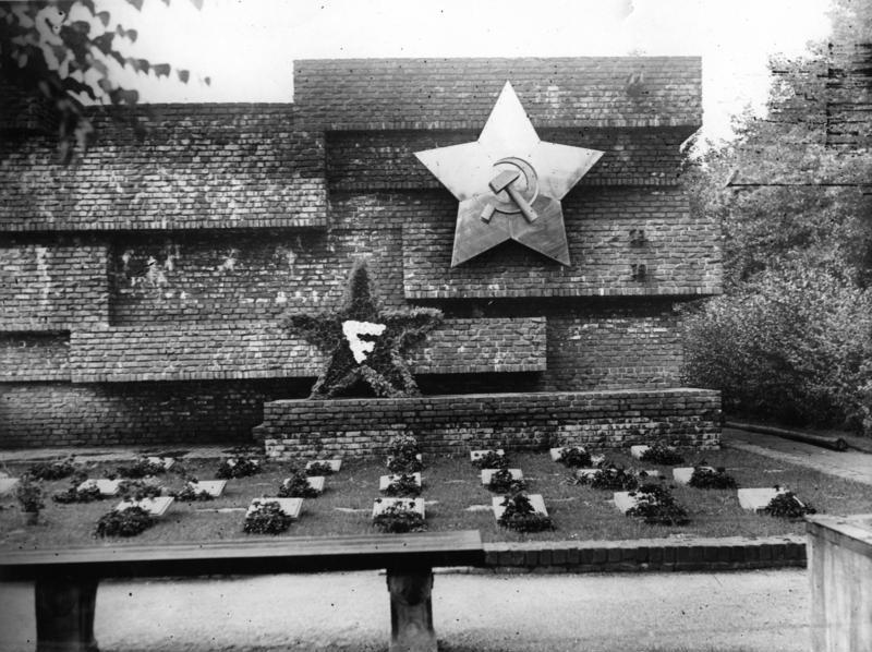 Bundesarchiv_Bild_183-H29710,_Berlin-Friedrichsfelde,_Revolutionsdenkmal