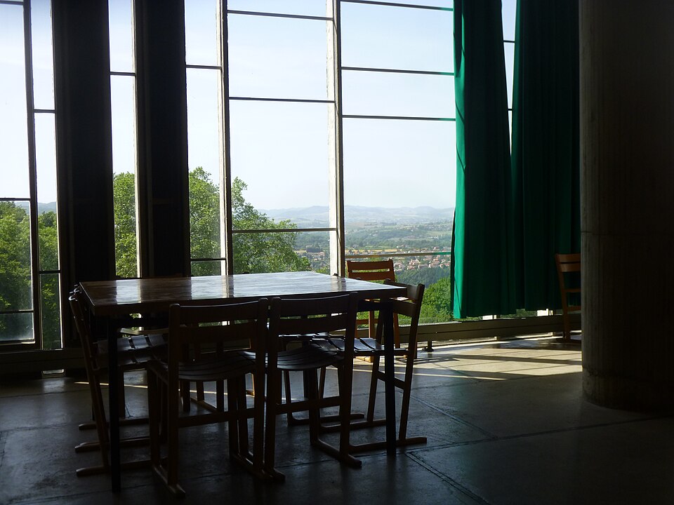 Phòng họp bên trong Tu viện Sainte Marie de la Tourette