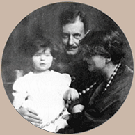 Gropius năm 1918, cùng vợ Alma Mahler và con gái Manon